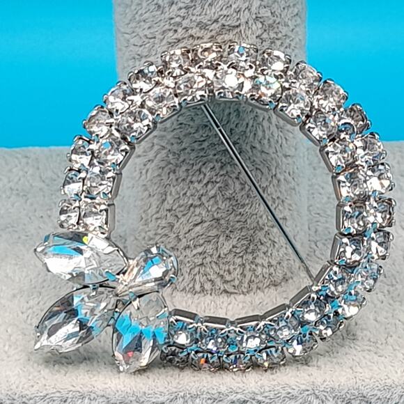 Vintage Winged Insect Wreath Brooch, Rhodium Plated, Clear Rhinestones - Picture 7 of 8